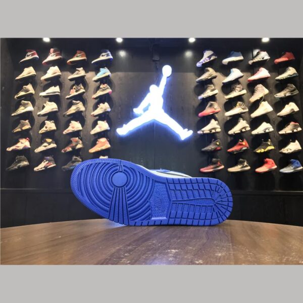 AJ1 Royal