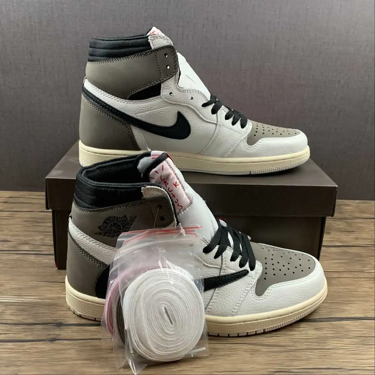 AJ1 White Travis