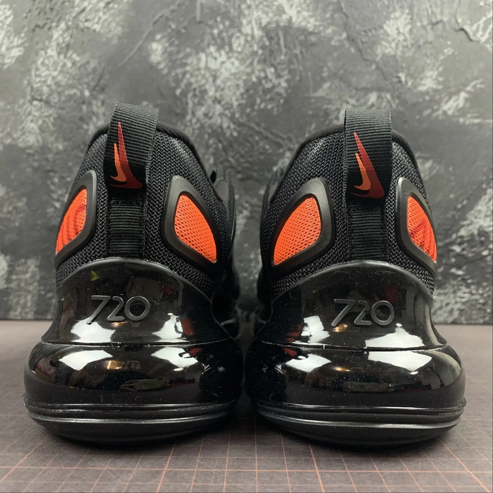 Air Max 720 Black_Hyper - Imagen 4