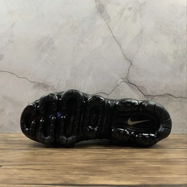 VAPORMAX-PLUS-Black-2.webp VAPORMAX PLUS Black