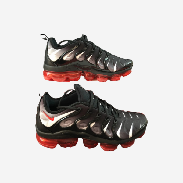 VAPORMAX-PLUS-Black-Red-1.png VAPORMAX PLUS Black Red