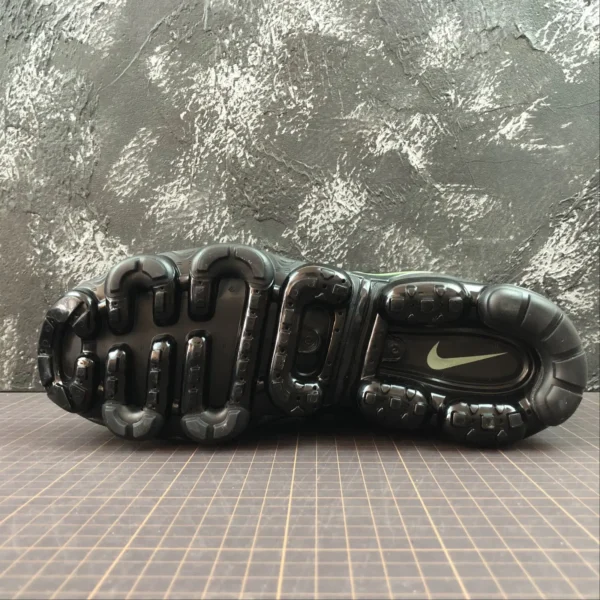 VAPORMAX-PLUS-Grey-White-2.webp VAPORMAX PLUS Grey White