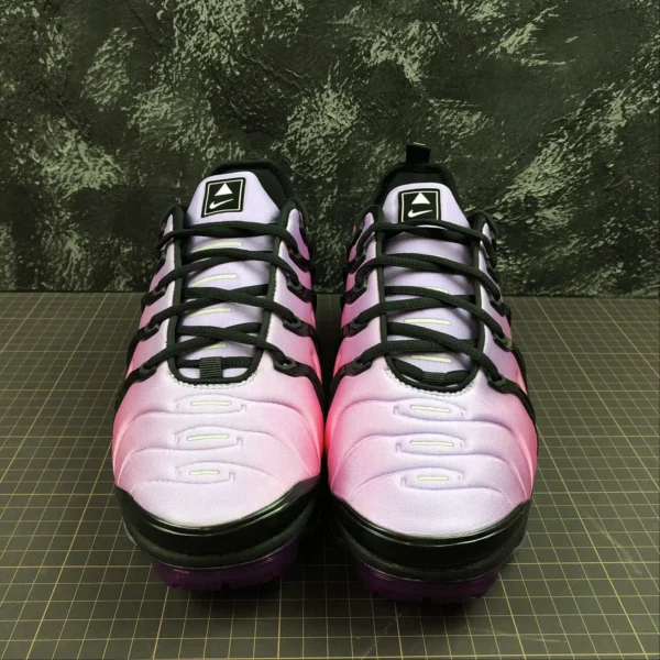 VAPORMAX-PLUS-Pink-3.webp VAPORMAX PLUS Pink