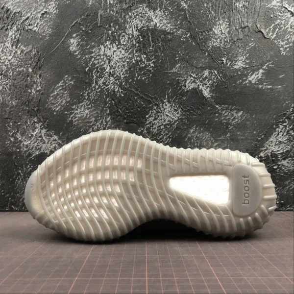 Y33zy-350-V2-Grey-Line-3.webp Y33zy 350 V2 Grey Line