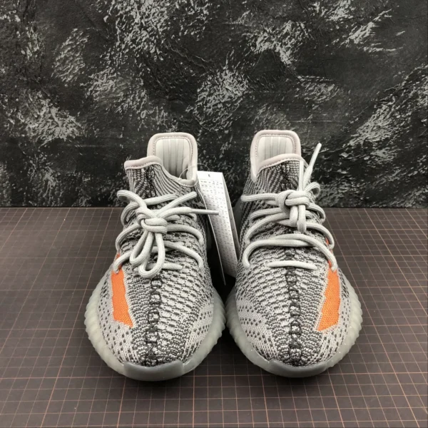 Y33zy-350-V2-Grey-Line-4.webp Y33zy 350 V2 Grey Line