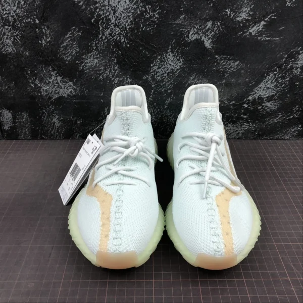 Y33zy-350-V3-Static-3.webp Y33zy 350 V3 Static