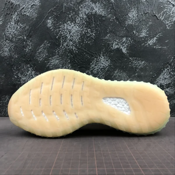 Y33zy-350-V3-Static-4.webp Y33zy 350 V3 Static