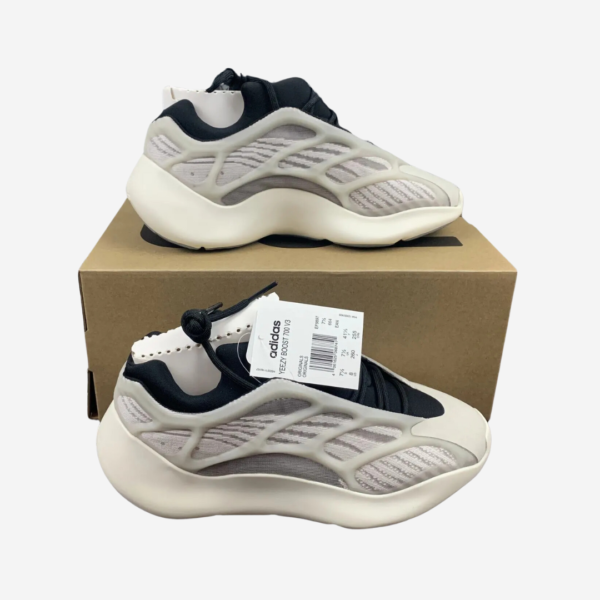 Y33zy 700 V3 Grey